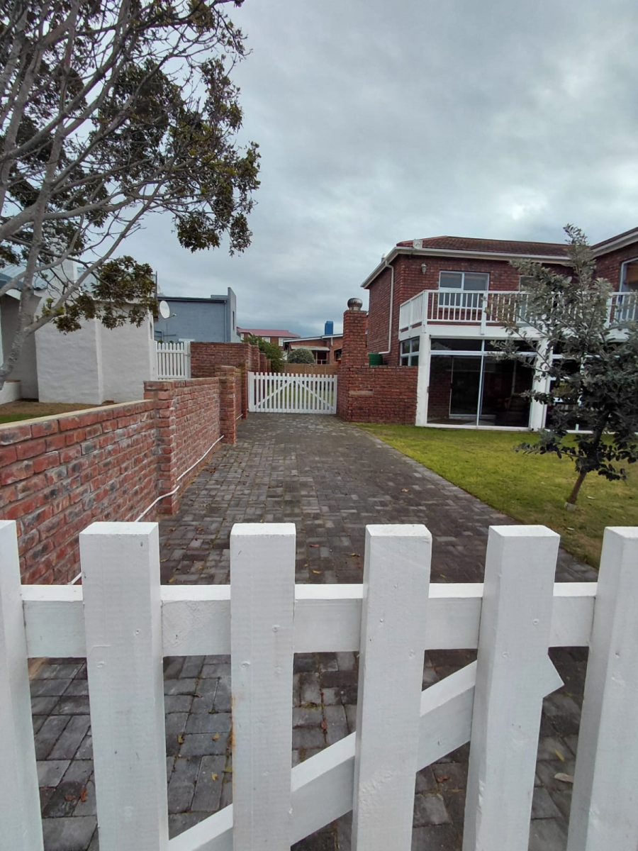 To Let 4 Bedroom Property for Rent in Stilbaai Wes Western Cape